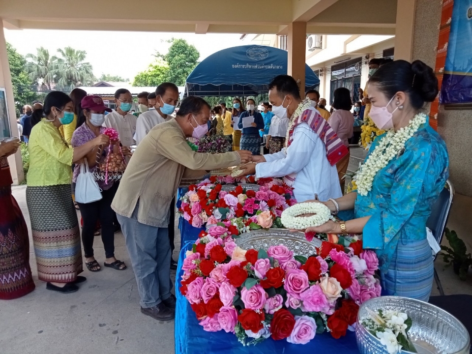 ร่วมพิธีรดน้ำดำหัวนายอำเภอสันป่าตอง สืบสานประเพณีสงกรานต์ 2565 ภาพที่ 2 | https://www.sanpatong.go.th