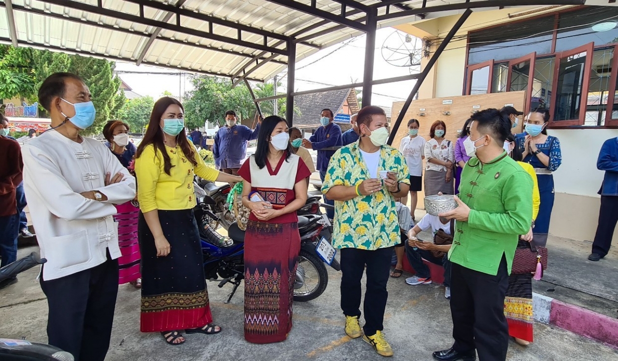 ร่วมพิธีรดน้ำดำหัวนายอำเภอสันป่าตอง สืบสานประเพณีสงกรานต์ 2565 ภาพที่ 6 | https://www.sanpatong.go.th