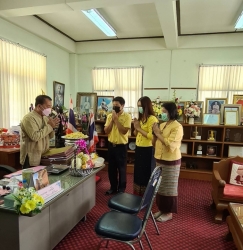 พิธีรดน้ำดำหัวของเทศบาลตำบลสันป่าตอง  เนื่องในโอกาสวันสงกรานต์ ประจำปี 2565 ภาพที่ 9 | https://www.sanpatong.go.th