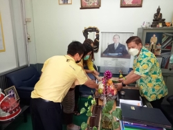 พิธีรดน้ำดำหัวของเทศบาลตำบลสันป่าตอง  เนื่องในโอกาสวันสงกรานต์ ประจำปี 2565 ภาพที่ 12 | https://www.sanpatong.go.th