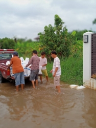 ภาพที่ 1 จาก 4: เทศบาลตำบลสันป่าตอง  งานป้องกันและบรรเทาสาธารณภัยดำเนินการช่วยเหลือราษฏรในพื้นที่ที่ประสบปัญหาน้ำท่วมขัง