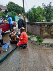 เทศบาลตำบลสันป่าตอง ดำเนินการให้ความช่วยเหลือประชาชนที่ได้รับผลกระทบจากสถานการณ์ฝนตกอย่างต่อเนื่อง ภาพที่ 2 | https://www.sanpatong.go.th