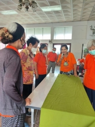 โรงเรียนผู้สูงอายุเทศบาลตำบลสันป่าตอง จัดกิจกรรมการตัดเย็บผ้าปูโต๊ะ (แบบสำเร็จ) ภาพที่ 1 | https://www.sanpatong.go.th