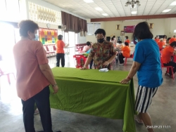 โรงเรียนผู้สูงอายุเทศบาลตำบลสันป่าตอง จัดกิจกรรมการตัดเย็บผ้าปูโต๊ะ (แบบสำเร็จ) ภาพที่ 4 | https://www.sanpatong.go.th