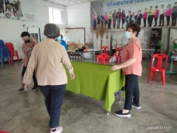 โรงเรียนผู้สูงอายุเทศบาลตำบลสันป่าตอง จัดกิจกรรมการตัดเย็บผ้าปูโต๊ะ (แบบสำเร็จ) ภาพที่ 5 | https://www.sanpatong.go.th