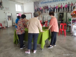 โรงเรียนผู้สูงอายุเทศบาลตำบลสันป่าตอง จัดกิจกรรมการตัดเย็บผ้าปูโต๊ะ (แบบสำเร็จ) ภาพที่ 6 | https://www.sanpatong.go.th