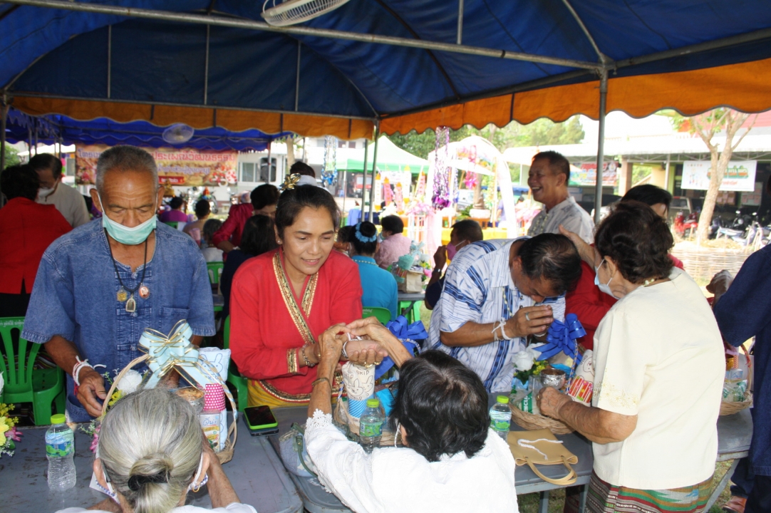 เทศบาลตำบลสันป่าตอง ได้จัดโครงการส่งเสริมประเพณีวัฒนธรรม (กิจกรรมรดน้ำดำหัวผู้สูงอายุ) ประจำปี พ.ศ.2566 ภาพที่ 20 | https://www.sanpatong.go.th