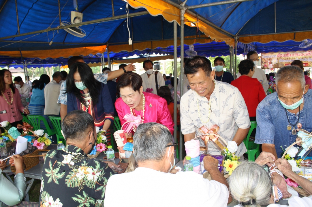 เทศบาลตำบลสันป่าตอง ได้จัดโครงการส่งเสริมประเพณีวัฒนธรรม (กิจกรรมรดน้ำดำหัวผู้สูงอายุ) ประจำปี พ.ศ.2566 ภาพที่ 21 | https://www.sanpatong.go.th