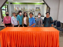 เทศบาลตำบลสันป่าตองได้จัดทำโครงการส่งเสริมอาชีพตามแนวเศรษฐกิจพอเพียง (หลักสูตร การผูกผ้าและจับจีบผ้างานพิธีการต่างๆประจำปีงบประมาณ2566)ในวันอังคารที่6 เดือนมิถุนายน พ.ศ.2566 ณ ห้องประชุมฟ้าใสเทศบาลตำบลสันป่าตอง ภาพที่ 10 | https://www.sanpatong.go.th