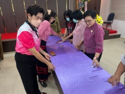 เทศบาลตำบลสันป่าตองได้จัดทำโครงการส่งเสริมอาชีพตามแนวเศรษฐกิจพอเพียง (หลักสูตร การผูกผ้าและจับจีบผ้างานพิธีการต่างๆประจำปีงบประมาณ2566)ในวันอังคารที่6 เดือนมิถุนายน พ.ศ.2566 ณ ห้องประชุมฟ้าใสเทศบาลตำบลสันป่าตอง ภาพที่ 14 | https://www.sanpatong.go.th