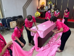 เทศบาลตำบลสันป่าตองได้จัดทำโครงการส่งเสริมอาชีพตามแนวเศรษฐกิจพอเพียง (หลักสูตร การผูกผ้าและจับจีบผ้างานพิธีการต่างๆประจำปีงบประมาณ2566)ในวันอังคารที่6 เดือนมิถุนายน พ.ศ.2566 ณ ห้องประชุมฟ้าใสเทศบาลตำบลสันป่าตอง ภาพที่ 15 | https://www.sanpatong.go.th