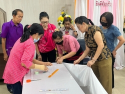 เทศบาลตำบลสันป่าตองได้จัดทำโครงการส่งเสริมอาชีพตามแนวเศรษฐกิจพอเพียง (หลักสูตร การผูกผ้าและจับจีบผ้างานพิธีการต่างๆประจำปีงบประมาณ2566)ในวันอังคารที่6 เดือนมิถุนายน พ.ศ.2566 ณ ห้องประชุมฟ้าใสเทศบาลตำบลสันป่าตอง ภาพที่ 6 | https://www.sanpatong.go.th
