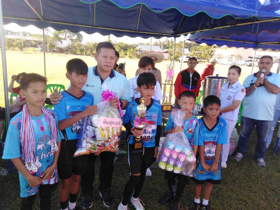 เทศบาลตำบลสันป่าตอง ได้จัดกิจกรรมส่งเสริมกีฬาการแข่งขันกีฬาฟุตบอลรุ่นอายุ ไม่เกิน 12 ปี ในวันที่ 8 มกราคม 2565 ภาพที่ 2 | https://www.sanpatong.go.th