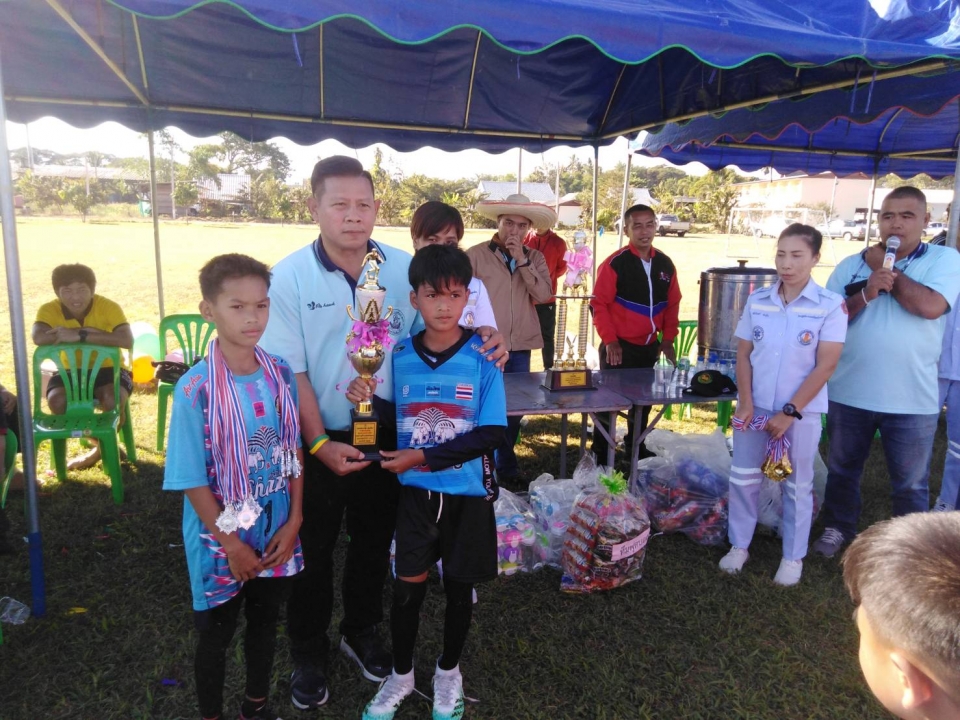 เทศบาลตำบลสันป่าตอง ได้จัดกิจกรรมส่งเสริมกีฬาการแข่งขันกีฬาฟุตบอลรุ่นอายุ ไม่เกิน 12 ปี ในวันที่ 8 มกราคม 2565 ภาพที่ 3 | https://www.sanpatong.go.th