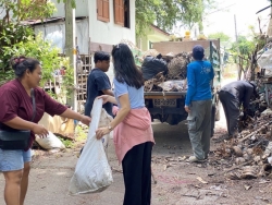 S__8527885_0.jpg - เทศบาลตำบลสันป่าตองลงพื้นที่ปรับสภาพแวดล้อมบ้าน ให้แก่ นาง ทองเพียร โสติผล ชุมชนหลังตลาด ม.10 ต.ยุหว่า อ.สันป่าตอง จ.เชียงใหม่ ในโครงการปรับสภาพแวดล้อมและสิ่งอำนวยความสะดวกของผู้สูงอายุให้เหมาะสมและปลอดภัย | https://www.sanpatong.go.th