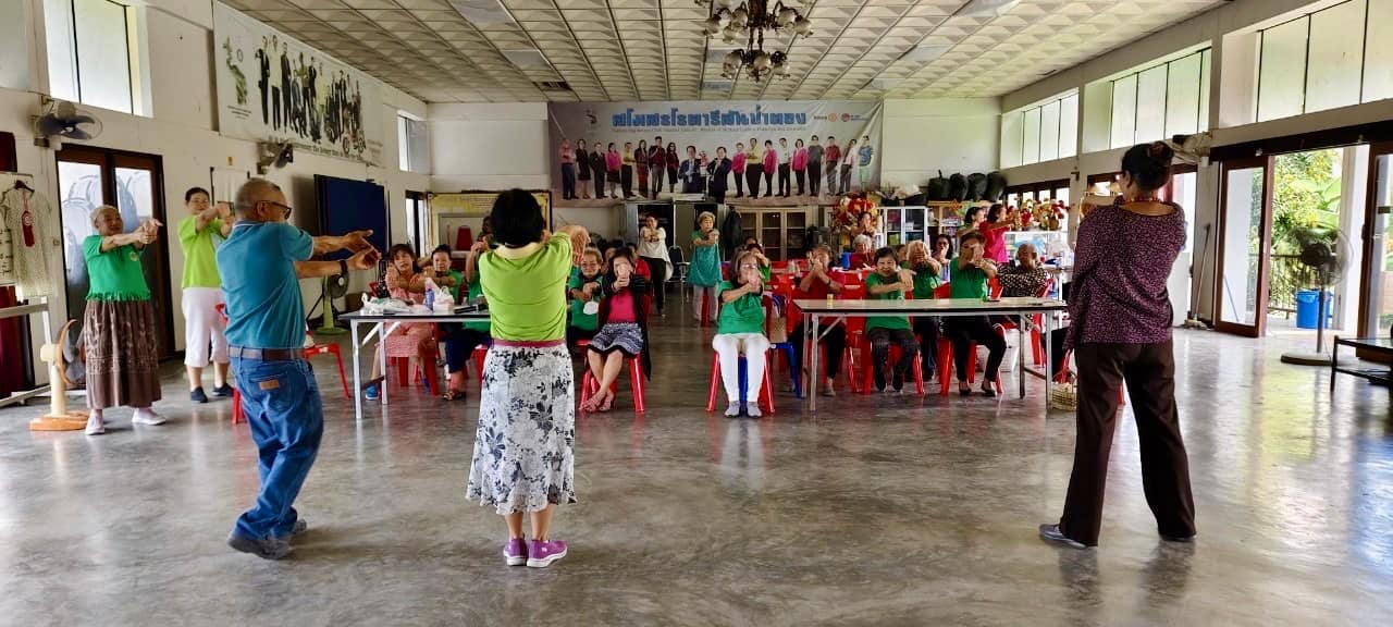 โรงเรียนผู้สูงอายุเทศบาลตำบลสันป่าตอง นำเสนอผลงานกิจกรรมตัดเย็บเสื้อแขนกุด (สัปดาห์ที่2) ประจำปี พ.ศ.2567 ภาพที่ 11 | https://www.sanpatong.go.th