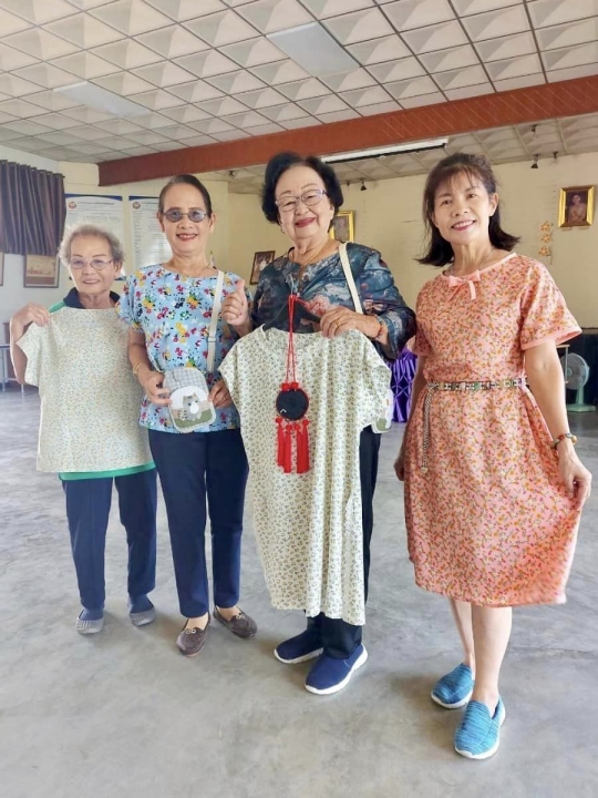 โรงเรียนผู้สูงอายุเทศบาลตำบลสันป่าตอง นำเสนอผลงานกิจกรรมตัดเย็บเสื้อแขนกุด (สัปดาห์ที่2) ประจำปี พ.ศ.2567 ภาพที่ 20 | https://www.sanpatong.go.th