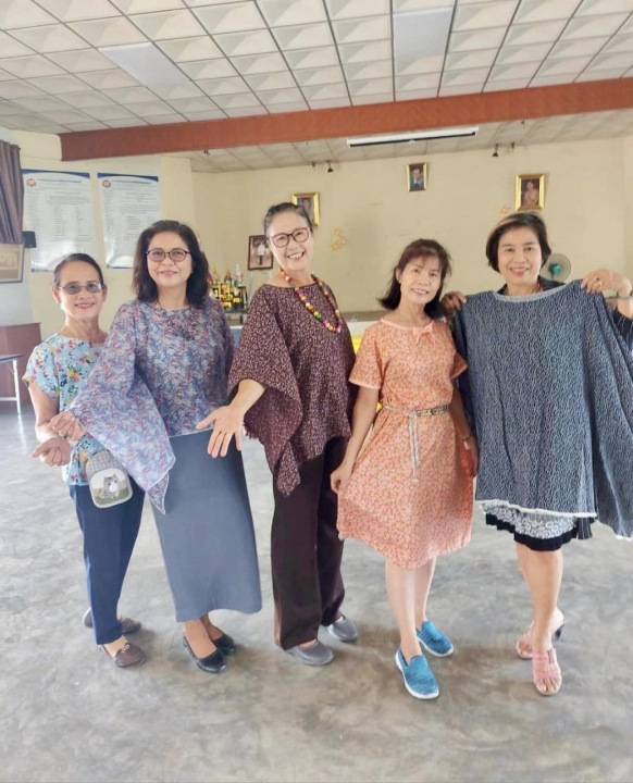 โรงเรียนผู้สูงอายุเทศบาลตำบลสันป่าตอง นำเสนอผลงานกิจกรรมตัดเย็บเสื้อแขนกุด (สัปดาห์ที่2) ประจำปี พ.ศ.2567 ภาพที่ 23 | https://www.sanpatong.go.th