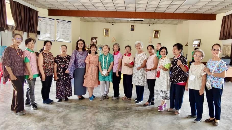 โรงเรียนผู้สูงอายุเทศบาลตำบลสันป่าตอง นำเสนอผลงานกิจกรรมตัดเย็บเสื้อแขนกุด (สัปดาห์ที่2) ประจำปี พ.ศ.2567 ภาพที่ 24 | https://www.sanpatong.go.th