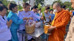 S__13221903.jpg - เทศบาลตำบลสันป่าตอง ได้เข้าร่วมกิจกรรมวันเฉลิมพระชนมพรรษา สมเด็จพระนางเจ้าสิริกิติ์ พระบรมราชินีนาถ พระบรมราชชนนีพันปีหลวง  | https://www.sanpatong.go.th