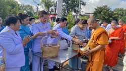 S__13221905.jpg - เทศบาลตำบลสันป่าตอง ได้เข้าร่วมกิจกรรมวันเฉลิมพระชนมพรรษา สมเด็จพระนางเจ้าสิริกิติ์ พระบรมราชินีนาถ พระบรมราชชนนีพันปีหลวง  | https://www.sanpatong.go.th