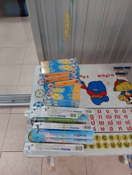 LINE_ALBUM_ตรวจสุขภาพฟันเด็กศพด__250815_1.jpg - จัดบริการตรวจสุขภาพช่องปากและให้บริการเคลือบฟลูออไรด์ในเด็กนักเรียนกลุ่มปฐมวัย ของศูนย์พัฒนาเด็กเล็กเทศบาลตำบลสันป่าตอง โดยโรงพยาบาลสันป่าตอง | https://www.sanpatong.go.th