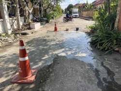 6.jpg - งานซ่อมแซมพื้นผิวถนน (ตามคำร้องทั่วไป) บริเวณหมู่บ้านสิริเชียงใหม่  | https://www.sanpatong.go.th