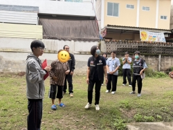 S__18358342.jpg - กองสาธารณสุขและสิ่งแวดล้อม เทศบาลตำบลสันป่าตอง นำโดยท่านรองนายศรีทอน  ปัญญา รองนายกเทศมนตรีตำบลสันป่าตอง พยาบาลวิชาชีพ นักกายภาพบำบัด  และร่วมกับอสม หมู่1 ตำบลยุหว่า ได้ลงเยี่ยมบ้านผู้ป่วยในชุมชนเพื่อติดตามอาการ แนะนำให้ความรู้ด้านสุขภาพและการปฏิบัติตัวในการรับประทานยาต่อเนื่อง การฝึกกายภาพบำบัด จัด | https://www.sanpatong.go.th