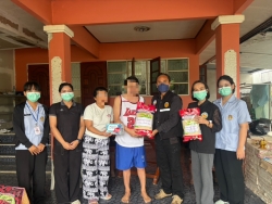 S__18563118.jpg - เทศบาลตำบลสันป่าตอง นำโดยนายศรีทอน ปัญญา รองนายกเทศมนตรี หัวหน้าฝ่ายสาธารณสุข พยาบาลวิชาชีพ นักกายภาพบำบัด ร่วมกับ  อสม. ในพื้นที่  เยี่ยมบ้านชุมชนบ้านกลาง และชุมชนบ้านช่างกระดาษ เพื่อประเมินอาการ ให้คำแนะนำในการดูแลสุขภาพ กายภาพบำบัด พร้อมมอบของอุปโภคบริโภคและแพมเพิสให้กับผู้ที่มีภาวะพึ่งพิง | https://www.sanpatong.go.th