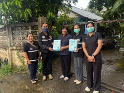 S__18563120.jpg - เทศบาลตำบลสันป่าตอง นำโดยนายศรีทอน ปัญญา รองนายกเทศมนตรี หัวหน้าฝ่ายสาธารณสุข พยาบาลวิชาชีพ นักกายภาพบำบัด ร่วมกับ  อสม. ในพื้นที่  เยี่ยมบ้านชุมชนบ้านกลาง และชุมชนบ้านช่างกระดาษ เพื่อประเมินอาการ ให้คำแนะนำในการดูแลสุขภาพ กายภาพบำบัด พร้อมมอบของอุปโภคบริโภคและแพมเพิสให้กับผู้ที่มีภาวะพึ่งพิง | https://www.sanpatong.go.th