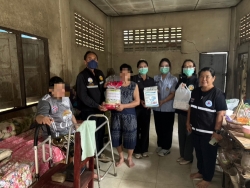 S__18563121.jpg - เทศบาลตำบลสันป่าตอง นำโดยนายศรีทอน ปัญญา รองนายกเทศมนตรี หัวหน้าฝ่ายสาธารณสุข พยาบาลวิชาชีพ นักกายภาพบำบัด ร่วมกับ  อสม. ในพื้นที่  เยี่ยมบ้านชุมชนบ้านกลาง และชุมชนบ้านช่างกระดาษ เพื่อประเมินอาการ ให้คำแนะนำในการดูแลสุขภาพ กายภาพบำบัด พร้อมมอบของอุปโภคบริโภคและแพมเพิสให้กับผู้ที่มีภาวะพึ่งพิง | https://www.sanpatong.go.th