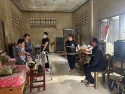 S__18563122.jpg - เทศบาลตำบลสันป่าตอง นำโดยนายศรีทอน ปัญญา รองนายกเทศมนตรี หัวหน้าฝ่ายสาธารณสุข พยาบาลวิชาชีพ นักกายภาพบำบัด ร่วมกับ  อสม. ในพื้นที่  เยี่ยมบ้านชุมชนบ้านกลาง และชุมชนบ้านช่างกระดาษ เพื่อประเมินอาการ ให้คำแนะนำในการดูแลสุขภาพ กายภาพบำบัด พร้อมมอบของอุปโภคบริโภคและแพมเพิสให้กับผู้ที่มีภาวะพึ่งพิง | https://www.sanpatong.go.th