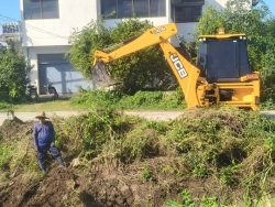 35966.jpg - กองช่าง เทศบาลตำบลสันป่าตอง ได้นำรถรถตักหน้าขุดหลัง ทำความสะอาดกำจัดผักตบชวาและวัชพืชในแหล่งน้ำสาธารณะภายในเขตเทศบาลตำบลสันป่าตอง ในวันที่ 17 พฤศจิกายน 2568 | https://www.sanpatong.go.th