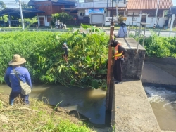 35968.jpg - กองช่าง เทศบาลตำบลสันป่าตอง ได้นำรถรถตักหน้าขุดหลัง ทำความสะอาดกำจัดผักตบชวาและวัชพืชในแหล่งน้ำสาธารณะภายในเขตเทศบาลตำบลสันป่าตอง ในวันที่ 17 พฤศจิกายน 2568 | https://www.sanpatong.go.th