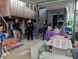 S__16777228.jpg - วัน พฤหัสบดี  ที่ 20  พฤศจิกายน 2568 กองสาธารณสุขและสิ่งแวดล้อม เทศบาลตำบลสันป่าตอง นำโดยนายศรีทอน ปัญญา รองนายกเทศมนตรี นางรพีรรณ สุริยานรากร ประธานสภาเทศบาลตำบลสันป่าตอง พยาบาลวิชาชีพ นักกายภาพบำบัด ร่วมกับ  อสม. ในพื้นที่  เยี่ยมบ้านชุมชนบ้านป่าลาน และชุมชนบ้านไร่ เพื่อประเมินอาการ ให้คำแนะนำในกา | https://www.sanpatong.go.th