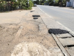 36470.jpg - งานสาธารณูปโภค กองช่าง ได้ดำเนินการซ่อมแซมไหล่ถนนชำรุด บริเวณหมู่บ้านช่างกระดาษ หมู่ที่ 1 ตำบลทุ่งต้อม | https://www.sanpatong.go.th