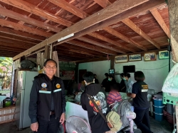 S__17121287.jpg - วันอังคารที่ 25 พฤศจิกายน กองสาธารณสุขและสิ่งแวดล้อม นำโดย นายศรีทอน ปัญญา รองนายกเทศมนตรี พยาบาลวิชาชีพ และนักกายภาพบำบัด ร่วมกับ อสม. ในพื้นที่ชุมชนบ้านหย่อน เพื่อประเมินอาการ และให้คำแนะนำด้านดูแลสุขภาพ พร้อมมอบของอุปโภคบริโภคให้กับผู้ที่มีภาวะพึ่งพิง | https://www.sanpatong.go.th