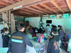 S__17121288.jpg - วันอังคารที่ 25 พฤศจิกายน กองสาธารณสุขและสิ่งแวดล้อม นำโดย นายศรีทอน ปัญญา รองนายกเทศมนตรี พยาบาลวิชาชีพ และนักกายภาพบำบัด ร่วมกับ อสม. ในพื้นที่ชุมชนบ้านหย่อน เพื่อประเมินอาการ และให้คำแนะนำด้านดูแลสุขภาพ พร้อมมอบของอุปโภคบริโภคให้กับผู้ที่มีภาวะพึ่งพิง | https://www.sanpatong.go.th