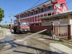 5936.jpg - งานป้องกันและบรรเทาสาธารณภัย  สำรวจจุดเสี่ยงที่อาจเกิดอุบัติเหตุ จึงได้ดำเนินการฉีดล้าง ทำความสะอาดถนนจุดที่มีกรวด ทราย เพื่อความปลอดภัยในการจราจร | https://www.sanpatong.go.th