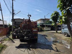 5937.jpg - งานป้องกันและบรรเทาสาธารณภัย  สำรวจจุดเสี่ยงที่อาจเกิดอุบัติเหตุ จึงได้ดำเนินการฉีดล้าง ทำความสะอาดถนนจุดที่มีกรวด ทราย เพื่อความปลอดภัยในการจราจร | https://www.sanpatong.go.th