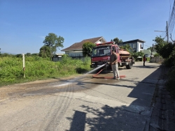 5942.jpg - งานป้องกันและบรรเทาสาธารณภัย  สำรวจจุดเสี่ยงที่อาจเกิดอุบัติเหตุ จึงได้ดำเนินการฉีดล้าง ทำความสะอาดถนนจุดที่มีกรวด ทราย เพื่อความปลอดภัยในการจราจร | https://www.sanpatong.go.th