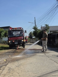 5943.jpg - งานป้องกันและบรรเทาสาธารณภัย  สำรวจจุดเสี่ยงที่อาจเกิดอุบัติเหตุ จึงได้ดำเนินการฉีดล้าง ทำความสะอาดถนนจุดที่มีกรวด ทราย เพื่อความปลอดภัยในการจราจร | https://www.sanpatong.go.th