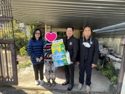 S__48365585_0.jpg - ลงพื้นที่มอบแพมเพิสและแผ่นรองซับ ให้กับคนพิการ (ติดเตียง) ในเขตเทศบาลตำบลสันป่าตอง | https://www.sanpatong.go.th