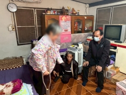 S__17539080.jpg - วัน อังคาร ที่ 2 ธันวาคม 2568 กองสาธารณสุขและสิ่งแวดล้อม นำโดย นายศรีทอน ปัญญา รองนายกเทศมนตรี พยาบาลวิชาชีพ และนักกายภาพบำบัด ร่วมกับ อสม. ในพื้นที่ชุมชนหลังตลาด ลงชุมชนเยี่ยมบ้านผู้ที่มีภาวะพึ่งพิง เพื่อประเมินร่างกาย ตรวจสุขภาพเบื้องต้น รวมถึงให้คำแนะนำด้านดูแลสุขภาพ พร้อมมอบของอุปโภคบริโภคให้กับ | https://www.sanpatong.go.th