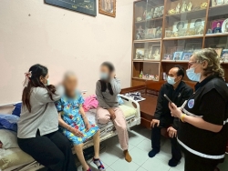 S__17539082.jpg - วัน อังคาร ที่ 2 ธันวาคม 2568 กองสาธารณสุขและสิ่งแวดล้อม นำโดย นายศรีทอน ปัญญา รองนายกเทศมนตรี พยาบาลวิชาชีพ และนักกายภาพบำบัด ร่วมกับ อสม. ในพื้นที่ชุมชนหลังตลาด ลงชุมชนเยี่ยมบ้านผู้ที่มีภาวะพึ่งพิง เพื่อประเมินร่างกาย ตรวจสุขภาพเบื้องต้น รวมถึงให้คำแนะนำด้านดูแลสุขภาพ พร้อมมอบของอุปโภคบริโภคให้กับ | https://www.sanpatong.go.th