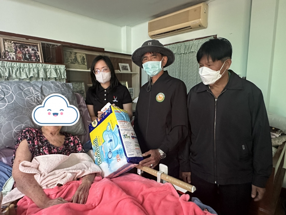 ลงพื้นที่มอบแพมเพิสและแผ่นรองซับ ให้กับคนพิการ (ติดเตียง) ในเขตเทศบาลตำบลสันป่าตอง ภาพที่ 7 | https://www.sanpatong.go.th
