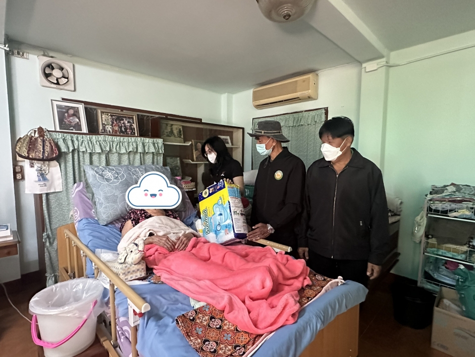 ลงพื้นที่มอบแพมเพิสและแผ่นรองซับ ให้กับคนพิการ (ติดเตียง) ในเขตเทศบาลตำบลสันป่าตอง ภาพที่ 8 | https://www.sanpatong.go.th