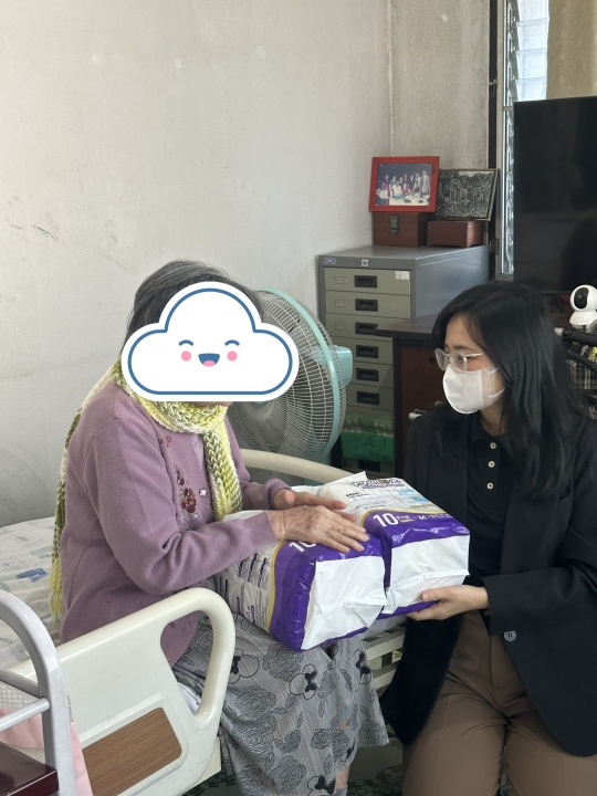 ลงพื้นที่มอบแพมเพิสและแผ่นรองซับ ให้กับคนพิการ (ติดเตียง) ในเขตเทศบาลตำบลสันป่าตอง ภาพที่ 12 | https://www.sanpatong.go.th