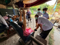 วันอังคาร ที่ 8 ธันวาคม 2568 กองสาธารณสุขและสิ่งแวดล้อม นำโดย นักกายภาพบำบัด ร่วมกับ อสม. ในพื้นที่ชุมชนหลังอำเภอ ลงชุมชนเยี่ยมบ้านผู้ที่มีภาวะพึ่งพิง จำนวนทั้งหมด 3 ราย เพื่อประเมินร่างกาย ตรวจสุขภาพเบื้องต้น รวมถึงให้คำแนะนำด้านดูแลสุขภาพ พร้อมมอบของอุปโภคบริโภคให้กับผู้ที่มีภาวะพึ่งพิง  ภาพที่ 7 | https://www.sanpatong.go.th