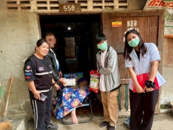 S__18169863_0.jpg - วันอังคาร ที่ 8 ธันวาคม 2568 กองสาธารณสุขและสิ่งแวดล้อม นำโดย นักกายภาพบำบัด ร่วมกับ อสม. ในพื้นที่ชุมชนหลังอำเภอ ลงชุมชนเยี่ยมบ้านผู้ที่มีภาวะพึ่งพิง จำนวนทั้งหมด 3 ราย เพื่อประเมินร่างกาย ตรวจสุขภาพเบื้องต้น รวมถึงให้คำแนะนำด้านดูแลสุขภาพ พร้อมมอบของอุปโภคบริโภคให้กับผู้ที่มีภาวะพึ่งพิง  | https://www.sanpatong.go.th